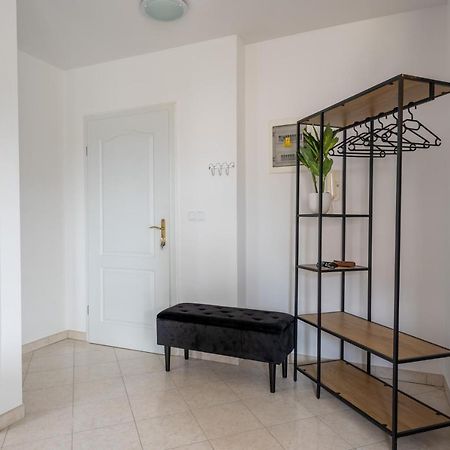 Charmante Wohnung Fusslaeufig Zum Meer In Funtana Exterior foto