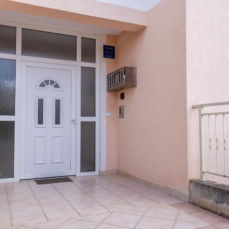Charmante Wohnung Fusslaeufig Zum Meer In Funtana Exterior foto