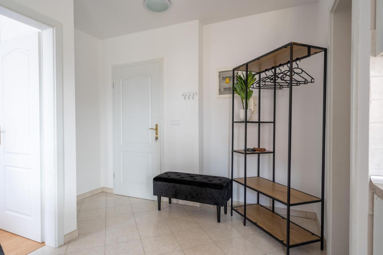 Charmante Wohnung Fusslaeufig Zum Meer In Funtana Exterior foto