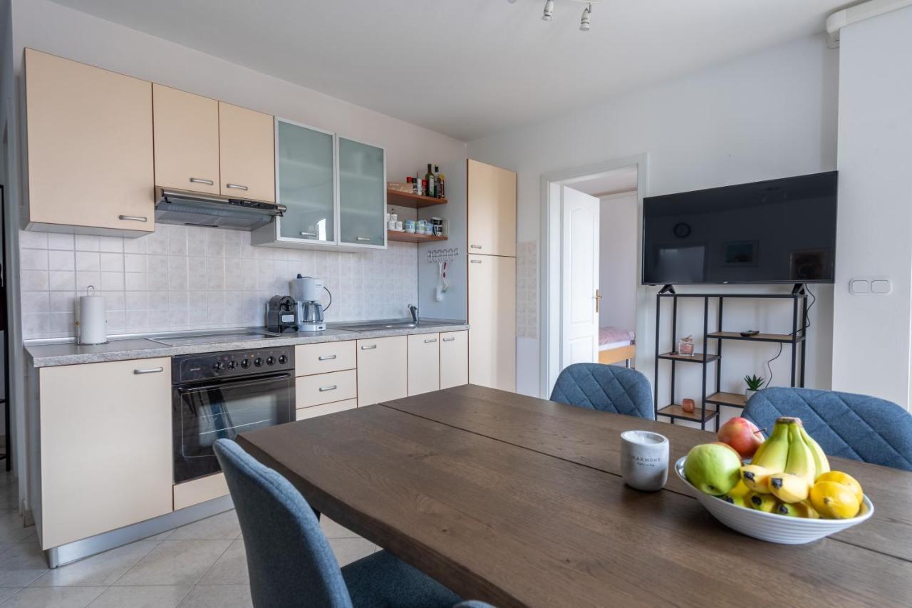Charmante Wohnung Fusslaeufig Zum Meer In Funtana Exterior foto