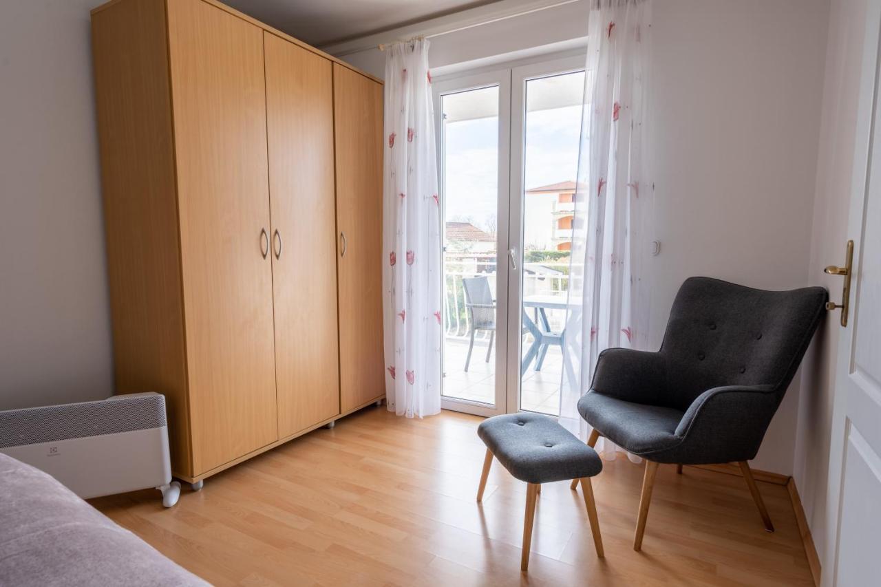 Charmante Wohnung Fusslaeufig Zum Meer In Funtana Exterior foto
