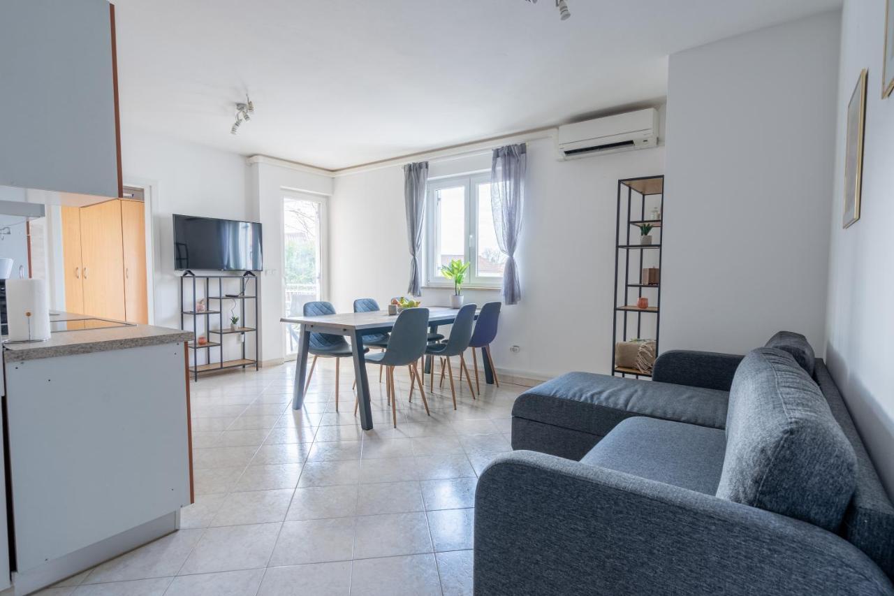 Charmante Wohnung Fusslaeufig Zum Meer In Funtana Exterior foto