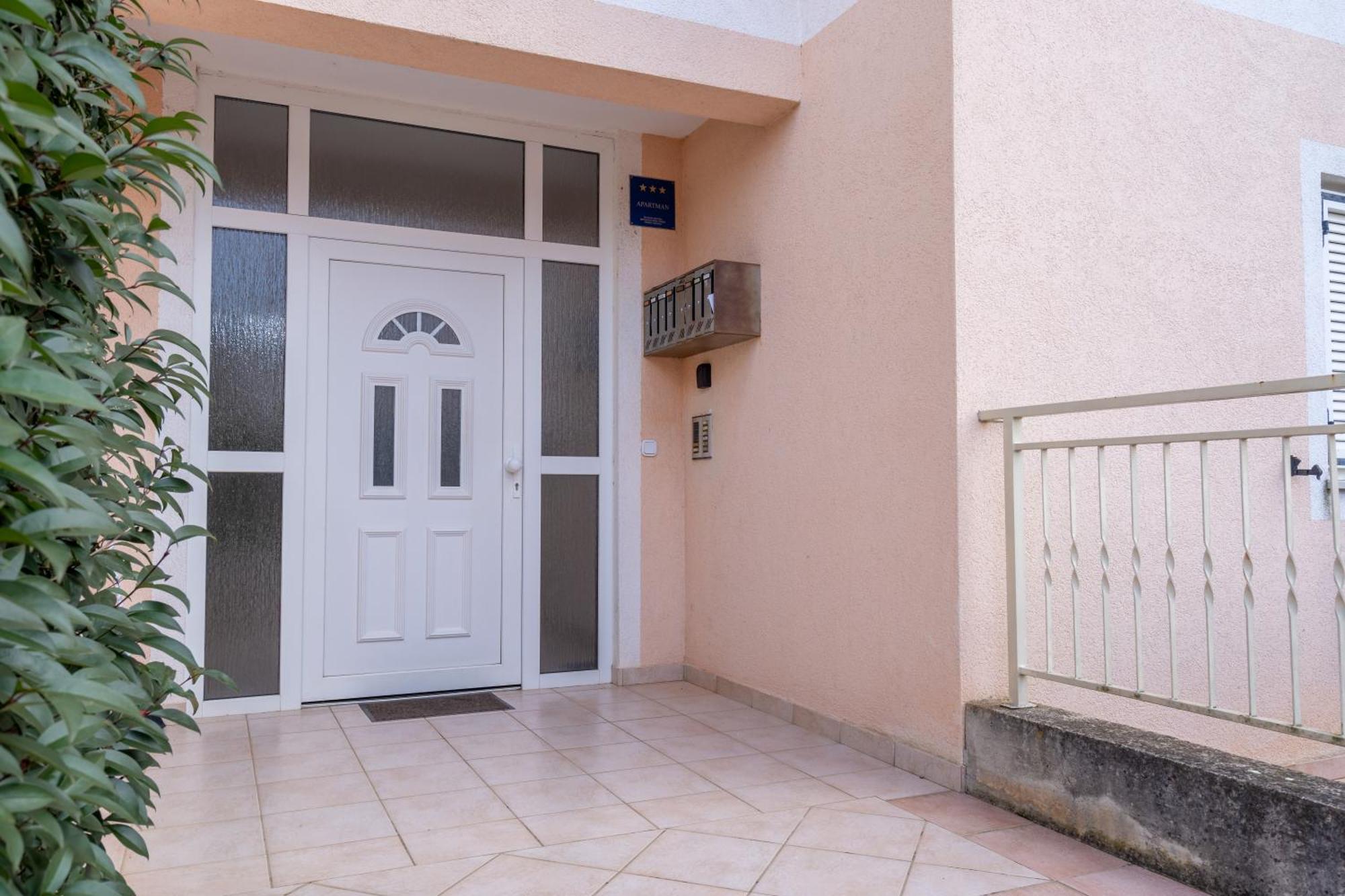 Charmante Wohnung Fusslaeufig Zum Meer In Funtana Exterior foto